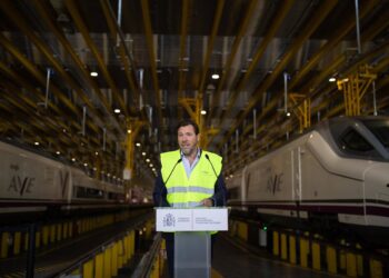 El ministro de Transportes y Movilidad Sostenible, Óscar Puente, interviene durante la presentación del Plan director de inversiones en los talleres de Renfe 2025-2030, en los Talleres de Renfe en Fuencarral, a 10 de octubre de 2025, en Madrid (España). EAlejandro Martínez Vélez - Europa Press