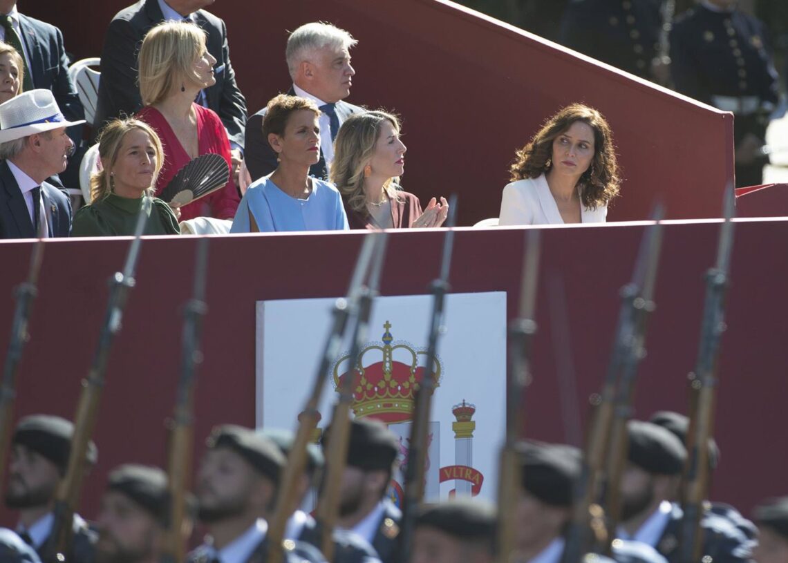 Archivo - La presidenta de la Comunidad de Madrid, Isabel Díaz Ayuso (1d); la presidenta de la JUnta de Extremadura, María Guardiola (2d) y la presidenta del Gobierno de Navarra, María Chivite, aplauden en la tribuna durante el desfile del 12 de octubre.Alberto Ortega - Europa Press - Archivo
