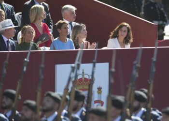 Archivo - La presidenta de la Comunidad de Madrid, Isabel Díaz Ayuso (1d); la presidenta de la JUnta de Extremadura, María Guardiola (2d) y la presidenta del Gobierno de Navarra, María Chivite, aplauden en la tribuna durante el desfile del 12 de octubre.Alberto Ortega - Europa Press - Archivo