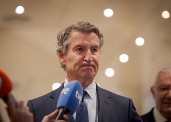 El presidente del Partido Popular, Alberto Núñez Feijóo, atiende a los medios a su llegada a la clausura de las jornadas del Partido Popular ‘Iniciativa Legislativa del Senado en el Estado de Derecho. El bloqueo de las Proposiciones de Ley del Senado en eDiego Radamés - Europa Press