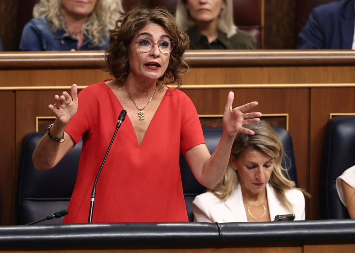 La vicepresidenta primera y ministra de Hacienda, María Jesús Montero, interviene durante una sesión de Control al Gobierno, en el Congreso de los Diputados, a 7 de octubre de 2025, en Madrid (España). Eduardo Parra - Europa Press