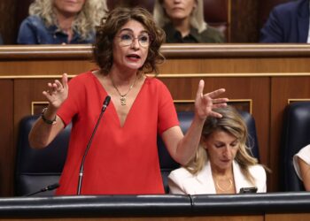 La vicepresidenta primera y ministra de Hacienda, María Jesús Montero, interviene durante una sesión de Control al Gobierno, en el Congreso de los Diputados, a 7 de octubre de 2025, en Madrid (España). Eduardo Parra - Europa Press