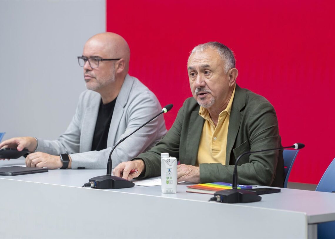 El secretario general de CCOO, Unai Sordo (i) y el secretario general de UGT, Pepe Álvarez (d)Alberto Ortega - Europa Press