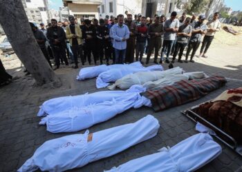 Archivo - Palestinos rezan junto a los cadáveres de varias personas muertas en ataques por parte del Ejército de Israel contra la ciudad de Gaza, en el norte de la Franja de Gaza (archivo)Omar Ashtawy/APA Images via ZUMA / DPA - Archivo