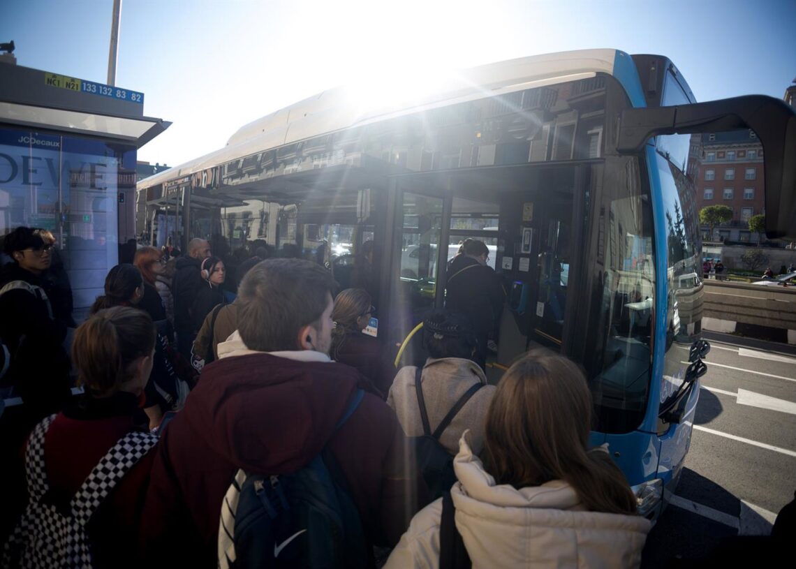 Archivo - Varias personas esperan al autobús.Eduardo Parra - Europa Press - Archivo