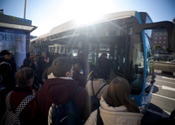 Archivo - Varias personas esperan al autobús.Eduardo Parra - Europa Press - Archivo