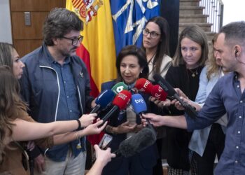 La ministra de Defensa, Margarita Robles, ofrece declaraciones a los medios durante la presentación del libro y exposición fotográfica 'Invencibles - XX Aniversario UME', en la Fábrica Nacional de Moneda y Timbre, a 10 de octubre de 2025, en Madrid (EspañAlberto Ortega - Europa Press