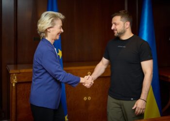 Archivo - La presidenta de la Comisión Europea, Ursula von der Leyen, y el presidente de Ucrania, Volodimir ZelenskiPRESIDENCIA DE UCRANIA - Archivo
