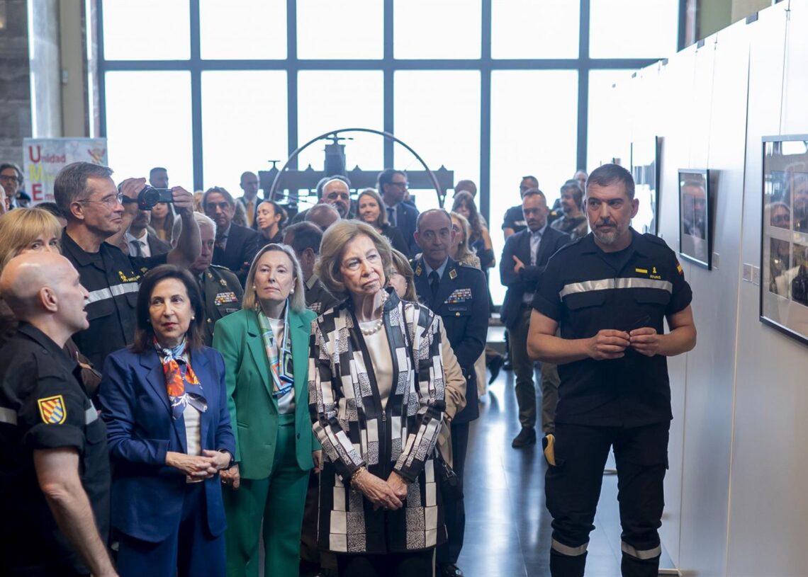 (I-D) La ministra de Defensa, Margarita Robles; la secretaria de Estado de Defensa, María Amparo Valcarce García y la Reina emérita Sofía, visitan la exposición fotográfica 'Invencibles - XX Aniversario UME', en la Fábrica Nacional de Moneda y Timbre, a 1Alberto Ortega - Europa Press