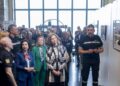 (I-D) La ministra de Defensa, Margarita Robles; la secretaria de Estado de Defensa, María Amparo Valcarce García y la Reina emérita Sofía, visitan la exposición fotográfica 'Invencibles - XX Aniversario UME', en la Fábrica Nacional de Moneda y Timbre, a 1Alberto Ortega - Europa Press