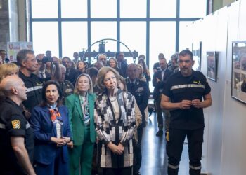 (I-D) La ministra de Defensa, Margarita Robles; la secretaria de Estado de Defensa, María Amparo Valcarce García y la Reina emérita Sofía, visitan la exposición fotográfica 'Invencibles - XX Aniversario UME', en la Fábrica Nacional de Moneda y Timbre, a 1Alberto Ortega - Europa Press