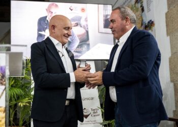 Toño Pérez recibe el título de ‘Embajador de la Torta del Casar’D.O.P. Torta del Casar