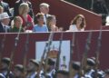 Archivo - La presidenta de la Comunidad de Madrid, Isabel Díaz Ayuso (1d); la presidenta de la JUnta de Extremadura, María Guardiola (2d) y la presidenta del Gobierno de Navarra, María Chivite, aplauden en la tribuna durante el desfile del 12 de octubre.Alberto Ortega - Europa Press - Archivo