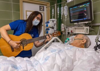 Archivo - Música en la UCIMÚSICOS POR LA SALUD - Archivo