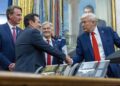 El presidente de Estados Unidos, Donald Trump, y el CEO de AstraZeneca, Pascal Soriot.Europa Press/Contacto/Shawn Thew - Pool via CNP