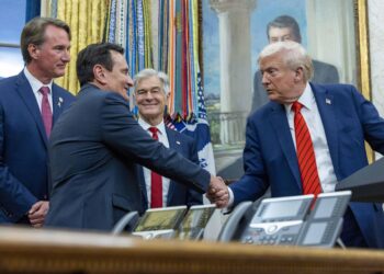 El presidente de Estados Unidos, Donald Trump, y el CEO de AstraZeneca, Pascal Soriot.Europa Press/Contacto/Shawn Thew - Pool via CNP