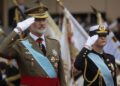 Archivo - El Rey Felipe VI y la princesa Leonor durante el acto solemne de homenaje a la Bandera Nacional y desfile militar por el 12 de octubre, Día de la Hispanidad, en la Plaza de Cánovas del Castillo, a 12 de octubre de 2024, en Madrid (España). Alejandro Martínez Vélez - Europa Press - Archivo