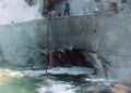 Archivo - Imagen de los daños sufridos por el destructor estadounidense 'USS Cole' en un atentado suicida perpetrado por Al Qaeda en octubre del año 2000 cuando estaba en el puerto de Adén, en Yemen (archivo)Europa Press/Contacto/Us Navy News - Archivo