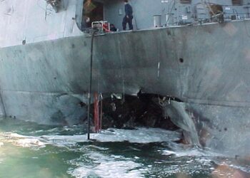 Archivo - Imagen de los daños sufridos por el destructor estadounidense 'USS Cole' en un atentado suicida perpetrado por Al Qaeda en octubre del año 2000 cuando estaba en el puerto de Adén, en Yemen (archivo)Europa Press/Contacto/Us Navy News - Archivo