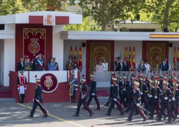 Archivo - La Guardia Real pasa por delante de la tribuna donde se encuentra la Princesa Leonor, el Rey Felipe VI y la Reina Letizia, durante el desfile del 12 de octubre 'Día de la Fiesta Nacional', en la plaza de Cánovas del Castillo, a 12 de octubre de Alberto Ortega - Europa Press - Archivo