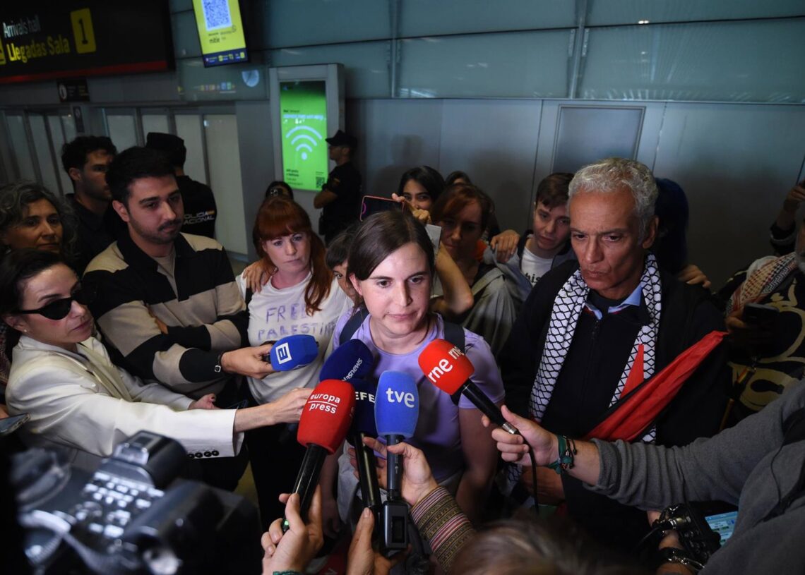 La diputada de Más Madrid Jimena González en declaraciones a los medios a su llegada a la Terminal 1 del Aeropuerto Adolfo Suárez Madrid-Barajas, a 10 de octubre de 2025, en Madrid (España).Gustavo Valiente - Europa Press