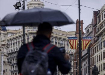 Un hombre con un paraguas pasea en València.Rober Solsona - Europa Press