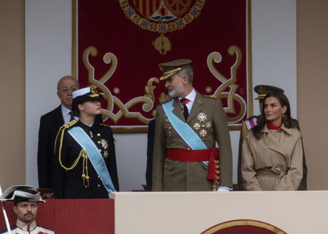 Archivo - La princesa Leonor, el Rey Felipe VI y la Reina Letizia durante el acto solemne de homenaje a la Bandera Nacional y desfile militar por el 12 de octubre de 2024.Alejandro Martínez Vélez - Europa Press - Archivo