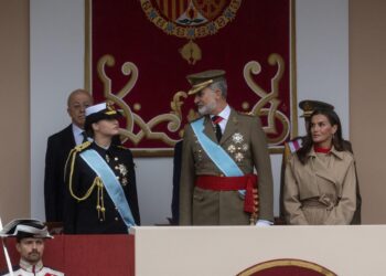 Archivo - La princesa Leonor, el Rey Felipe VI y la Reina Letizia durante el acto solemne de homenaje a la Bandera Nacional y desfile militar por el 12 de octubre de 2024.Alejandro Martínez Vélez - Europa Press - Archivo
