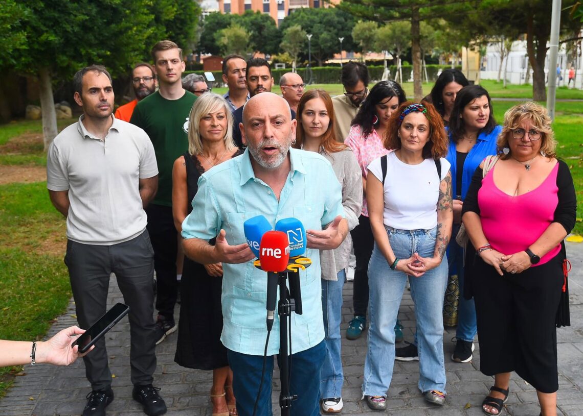 El portavoz de IU Andalucía y Secretario General del PCA, Ernesto Alba, durante la rueda de prensa. A 06 de octubre de 2025, en Málaga (Andalucía, España). Álex Zea - Europa Press