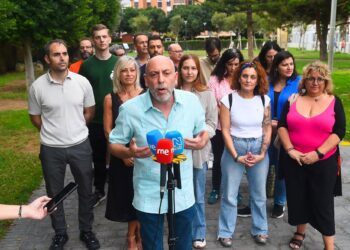 El portavoz de IU Andalucía y Secretario General del PCA, Ernesto Alba, durante la rueda de prensa. A 06 de octubre de 2025, en Málaga (Andalucía, España). Álex Zea - Europa Press
