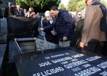 El presidente del Principado, Adrián Barbón, esta mañana en la ofrenda floral y acto de reconocimiento a José Barreiro.PRINCIPADO
