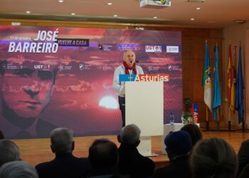 El secretario general de UGT, Pepe Álvarez, durante su intervención en el acto central de homenaje a José Barreiro en Sama de Langreo (Asturias).XUAN CUETO