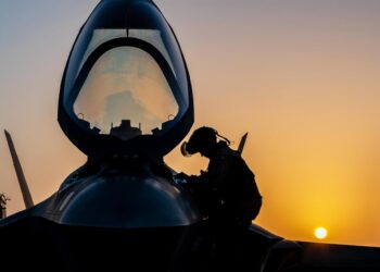 Archivo - Un piloto sube a un F-35 en el 'USS Nimitz', parte del despliegue regional del CENTCOM Europa Press/Contacto/U.S. Navy - Archivo