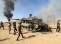 Archivo - Carro de combate israelí destruido durante el ataque del 7 de octubre de 2023 en la Franja de Gaza (archivo)Abed Rahim Khatib/dpa - Archivo