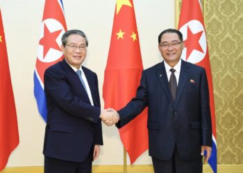 El primer ministro chino, Li Qiang, junto con el primer ministro norcoreano, Pak Thae Song.Europa Press/Contacto/Huang Jingwen