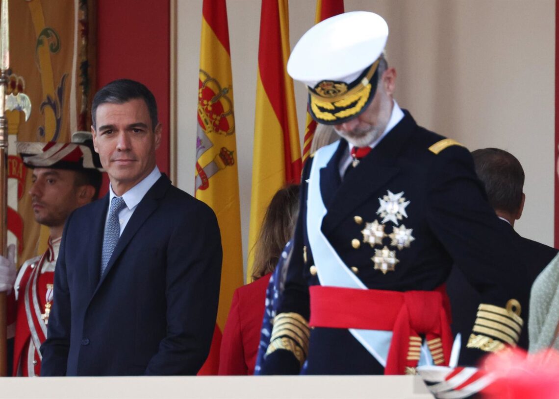Archivo - El presidente del Gobierno, Pedro Sánchez (i) y el Rey Felipe VI (d), durante el acto solemne de homenaje a la bandera nacional y desfile militar en el Día de la Hispanidad, a 12 de octubre de 2022, en Madrid (España). Eduardo Parra - Europa Press - Archivo