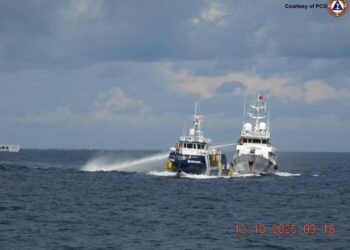 Un barco patrulla chino dispara su cañon de agua contra un barco filipino en las aguas disputadas del mar de la China meridional, a 12 de octubre de 2025SERVICIO DE GUARDACOSTAS DE FILIPINAS