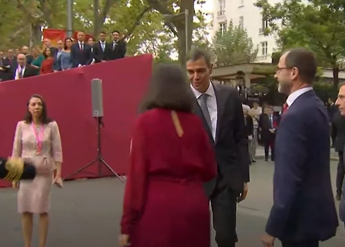El presidente del Gobierno, Pedro Sánchez, saluda a su llegada a la presidenta de la Comunidad de Madrid, Isabel Díaz Ayuso, al alcalde de Madrid, José Luís Martínez-Almeida o la ministra de Defensa, Margarita Robles, entre otras autoridades.EUROPA PRESS