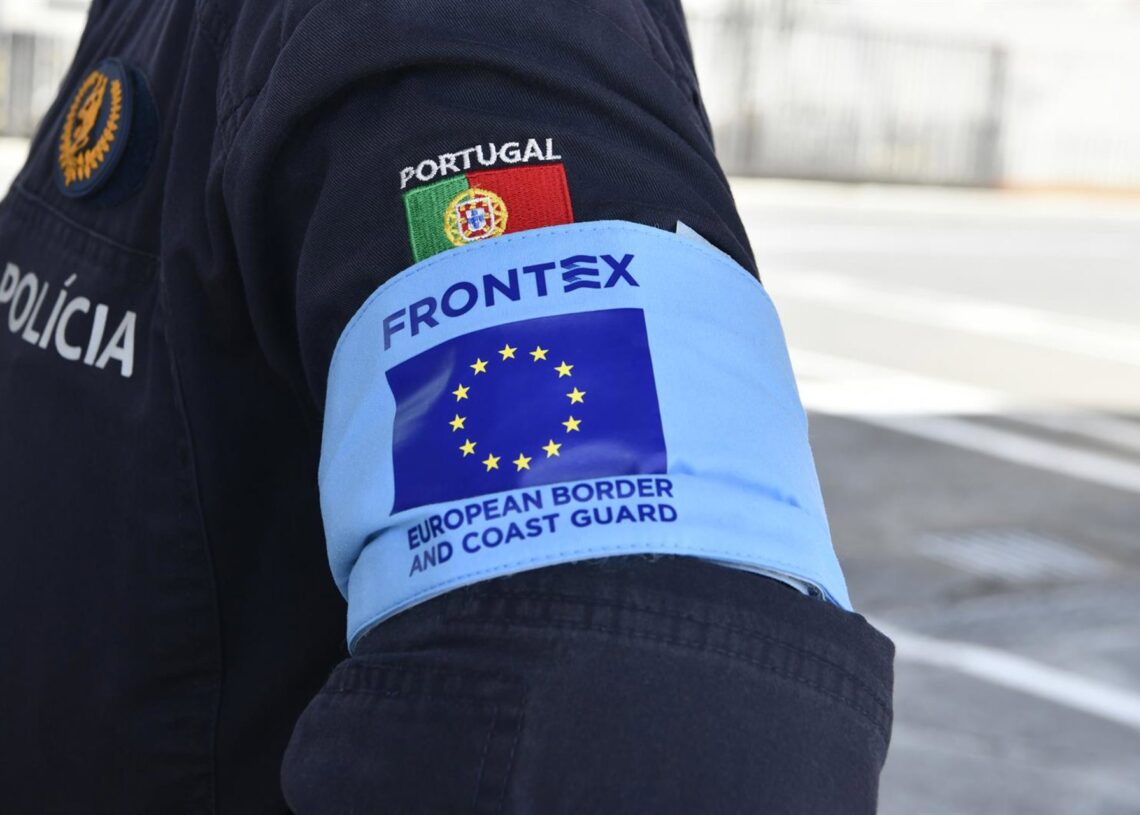 Archivo - Plano del brazo de un policía de FRONTEX durante la presentación de la Operación Minerva-Frontex, a 17 de junio de 2022, en Ceuta (España). Antonio Sempere - Europa Press - Archivo