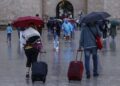 Varias personas con paraguas pasean, a 9 de octubre de 2025, en ValènciaRober Solsona - Europa Press