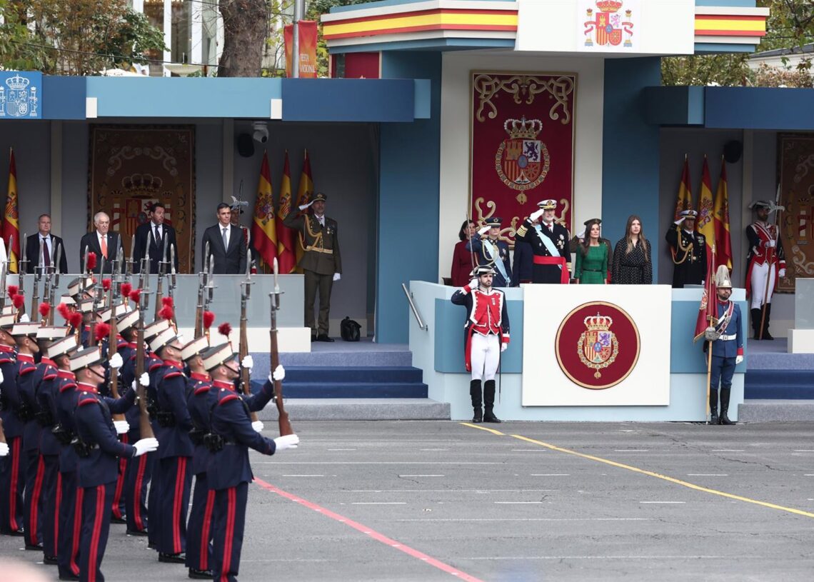 Los reyes Felipe y Letizia, la princesa Leonor y la infanta Sofía, durante el acto solemne de homenaje a la bandera nacional y desfile militar por el 12 de octubre, Día de la Hispanidad, en la Plaza de Cánovas del Castillo,en Madrid (España)Eduardo Parra - Europa Press