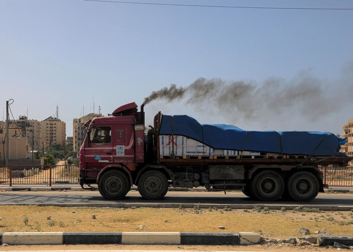 Archivo - Camión con ayuda humanitaria en la Franja de GazaEuropa Press/Contacto/Rizek Abdeljawad - Archivo