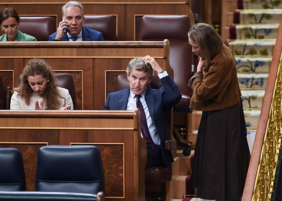 El presidente del PP, Alberto Núñez Feijóo (c), durante una sesión plenaria en el Congreso de los Diputados, a 23 de septiembre de 2025, en Madrid (España).Gustavo Valiente - Europa Press
