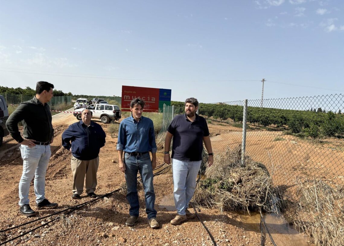 El presidente López Miras visitando una de las carreteras afectadas por las lluvias en San JavierCARM