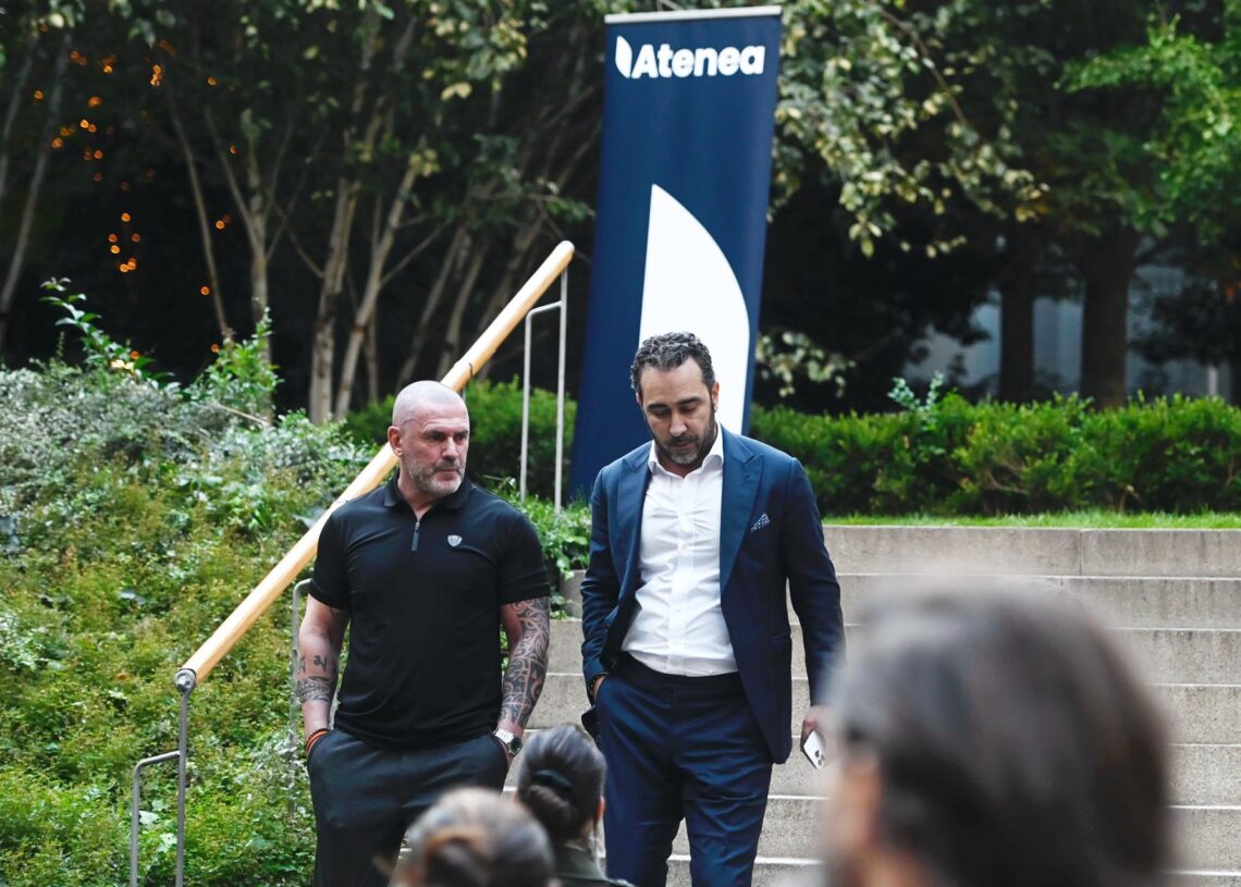 El empresario Víctor de Aldama (d) y el líder de Desokupa, Daniel Esteve (i), a su llegada a la presentación del exportavoz de Vox, Iván Espinosa de los Monteros de su nuevo ‘think tank’ ‘Atenea’.Alberto Ortega - Europa Press