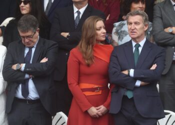 El presidente del Partido Popular, Alberto Núñez Feijóo (d), y la portavoz del PP en el Congreso, Ester Muñoz (c), durante el acto solemne de homenaje a la bandera nacional y desfile militar por el 12 de octubre, Día de la Hispanidad, en la Plaza de CánovEduardo Parra - Europa Press