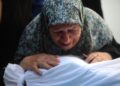 Una mujer mayor llora ante el sudario de un familiar fallecido por la ofensiva militar israelí en la Franja de Gaza el 8 de octubre de 2025Europa Press/Contacto/Khaled Omar
