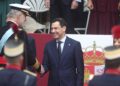 El rey Felipe y el presidente de la Junta de Andalucía, Juanma Moreno,  durante el acto solemne de homenaje a la bandera nacional y desfile militar por el 12 de octubre, Día de la Hispanidad, en la Plaza de Cánovas del Castillo, a 12 de octubre de 2025, eEduardo Parra - Europa Press