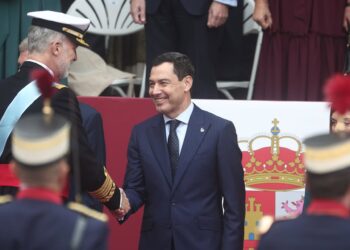 El rey Felipe y el presidente de la Junta de Andalucía, Juanma Moreno,  durante el acto solemne de homenaje a la bandera nacional y desfile militar por el 12 de octubre, Día de la Hispanidad, en la Plaza de Cánovas del Castillo, a 12 de octubre de 2025, eEduardo Parra - Europa Press