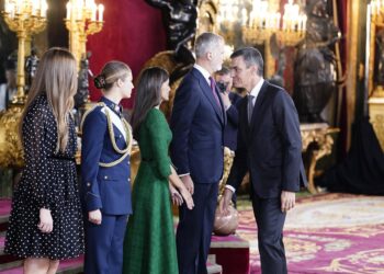Los reyes Felipe y Letizia, la princesa Leonor y la infanta Sofía, el presidente del Gobierno y secretario general del PSOE, Pedro Sánchez, durante la recepción con motivo del día de la Fiesta NacionalA. Pérez Meca - Europa Press